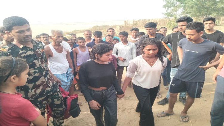 शादी समारोह में डांस करने जा रही दो नर्तकी बीच रास्ते में सोन नदी में गिरी, चालक रेलिंग पर लटका