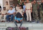 ऑटो की सीट पर पैसेंजर, सीट के नीचे 48 बोतल अंग्रेजी शराब, जांच में तस्कर गिरफ्तार