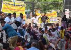 प्रदर्शन के दौरान कर्मचारियों ने “मेयर हाय-हाय” और “नगर आयुक्त मुर्दाबाद” के नारे लगाए