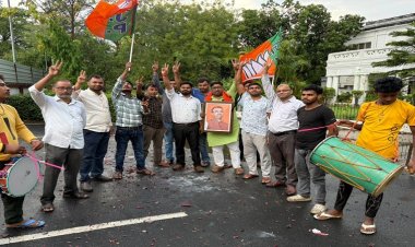 मंत्री मंगल पांडेय के सरकारी आवास पर कार्यकर्ताओं ने मनाया बंगाल जीत का जश्न