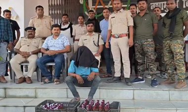 ऑटो की सीट पर पैसेंजर, सीट के नीचे 48 बोतल अंग्रेजी शराब, जांच में तस्कर गिरफ्तार