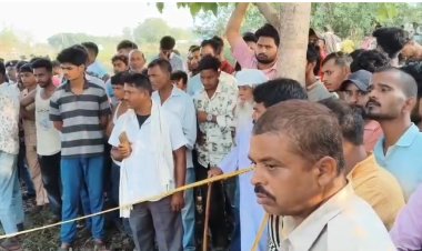 गोपालगंज में पेड़ से लटका मिला युवक का शव, इलाके में मच गई सनसनी, परिजनों ने जताई हत्या की आशंका, मामले की जांच में जुटी पुलिस