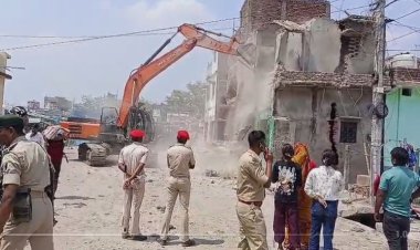 बेतिया में अतिक्रमण पर चला प्रशासन का बुलडोजर, फोरलेन से जुड़ेगी लिंक रोड..