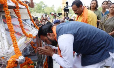 पूर्व मंत्री बागी  कुमार वर्मा के पार्थिव शरीर पर पुष्पचक्र अर्पित कर श्रद्धांजलि अर्पित करते हुए CM सम्राट