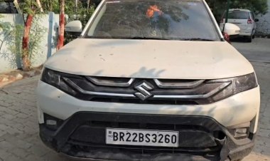 लग्जरी कार से 300 लीटर शराब बरामद, शराब तस्करी करते दो पुलिसकर्मी गिरफ्ता