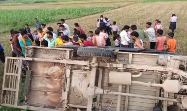बगहा में बड़ा हादसा: स्कूल वैन पलटी, 10 बच्चे घायल, चालक मौके से फरार.