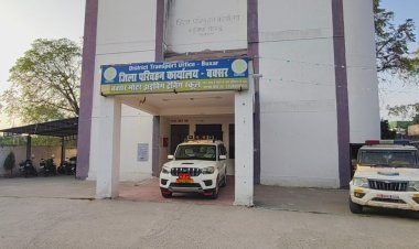 बक्सर डीटीओ कार्यालय में मिला शराब का ‘खजाना’! गार्ड रूम से बोतलों की बरामदगी के बाद मचा हड़कंप, गार्ड रूम सील, चार सुरक्षाकर्मी हिरासत में लेकर पूछताछ