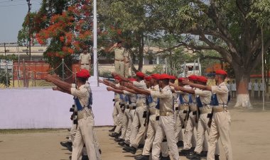 परेड की सलामी ली गई एवं परेड का विधिवत निरीक्षण किया गया