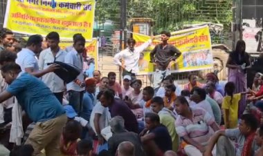 प्रदर्शन के दौरान कर्मचारियों ने “मेयर हाय-हाय” और “नगर आयुक्त मुर्दाबाद” के नारे लगाए