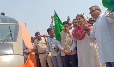 पटना-हावड़ा वंदे भारत एक्सप्रेस का जमुई स्टेशन पर ठहराव, खेल मंत्री श्रेयसी सिंह और सांसद अरुण भारती ने हरी झंडी दिखाकर किया रवाना