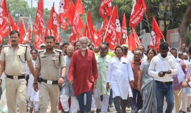 “बुलडोजर राज नहीं चलेगा”, “लोकतंत्र पर हमला बंद करो”, “रोजगार और शिक्षा हमारा अधिकार”