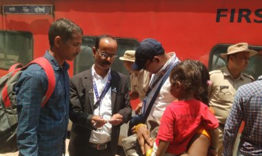 दानापुर मंडल के आरा समेत कई स्टेशनों और ट्रेनों में एक साथ चला मेगा टिकट चेकिंग अभियान, कुल 6777 बिना टिकट यात्रा करते पकड़े गए यात्री