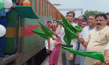 रेलवे ने पश्चिम चंपारण को बड़ी सौगात, दरभंगा-रक्सौल मेमू सवारी गाड़ी और मुज़फ्फरपुर-रक्सौल मेमू ट्रेन का विस्तार, केंद्रीय मंत्री सतीश चंद्र दूबे ने हरी झंडी दिखाकर किया रवाना