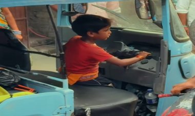 7 साल के बच्चे ने बिच रोड पर चलाया इलेक्ट्रिक ऑटो बिना  डर के ,विडियो वायरल