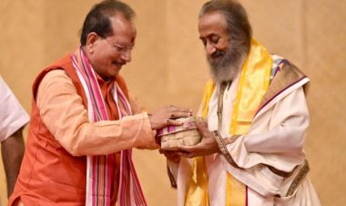 विश्व प्रसिद्ध आध्यात्मिक गुरु  श्री रविशंकर का कृषि मंत्री ने लिया आशीर्वाद; कई राज्यों के सीएम और मंत्री रहे मौजूद