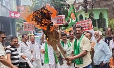 पेट्रोल-डीजल की बढ़ती कीमतों पर विपक्ष का प्रदर्शन, PM मोदी और हरदीप सिंह पुरी का पुतला दहन