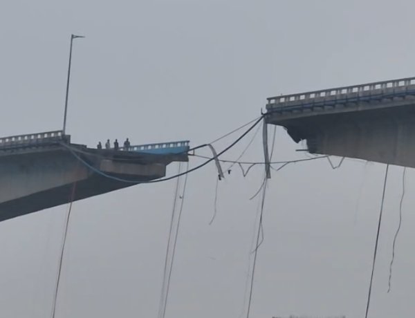 बिहार में गंगा में समाया विक्रमशिला सेतु का 133 नंबर पिलर, टूट गया राजधानी से उत्तर बिहार का संपर्क,  नाव ही सहारा,  वाहनों की आवाजाही पर रोक