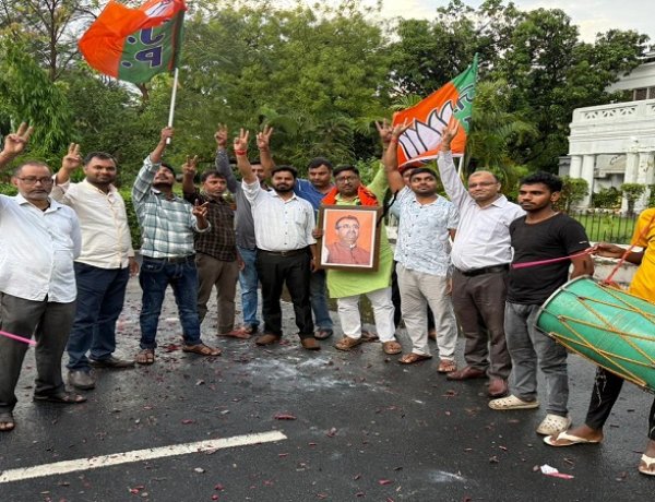 मंत्री मंगल पांडेय के सरकारी आवास पर कार्यकर्ताओं ने मनाया बंगाल जीत का जश्न