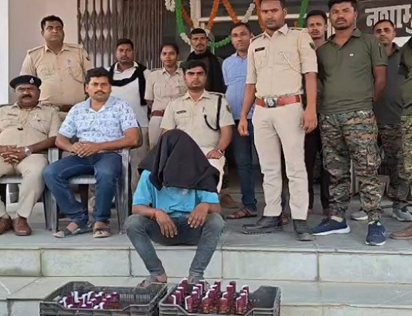 ऑटो की सीट पर पैसेंजर, सीट के नीचे 48 बोतल अंग्रेजी शराब, जांच में तस्कर गिरफ्तार