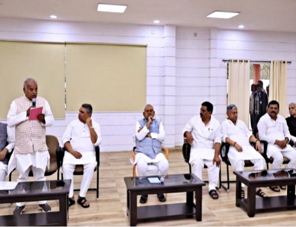 सम्राट कैबिनेट के विस्तार के बाद पूर्व सीएम नीतीश कुमार का एक्शन प्लान, स्वास्थ्य विभाग और पार्टी को मजबूत करने को लेकर की बैठक , दिया टास्क