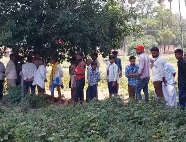 पेड़ से लटका मिला अधेड़ व्यक्ति का शव ,हत्या या आत्महत्या जांच में जुटी पुलिस तीन लोग हिरासत में