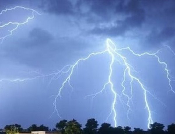 नवादा में वज्रपात का कहर: महिला समेत चार की मौत, चार थाना क्षेत्रों में अलग-अलग घटनाएं