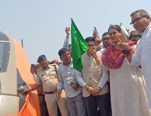 पटना-हावड़ा वंदे भारत एक्सप्रेस का जमुई स्टेशन पर ठहराव, खेल मंत्री श्रेयसी सिंह और सांसद अरुण भारती ने हरी झंडी दिखाकर किया रवाना
