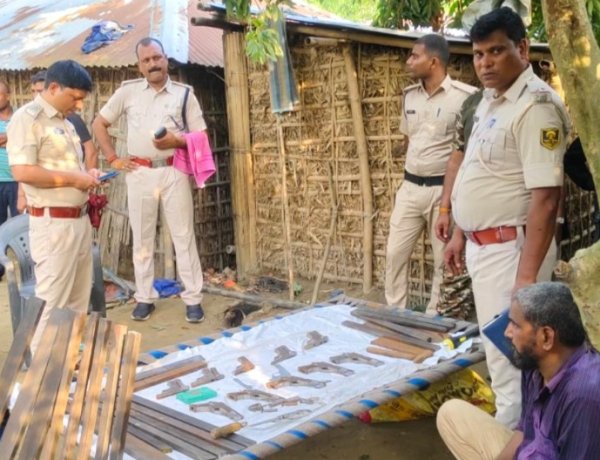 पूर्णिया में बिहार और बंगाल एसटीएफ की बड़ी कार्रवाई, पत्तल फैक्ट्री की आड़ में चल रही अवैध मिनी गन फैक्ट्री का खुलासा, चार गिरफ्तार