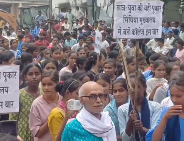 समस्तीपुर के सिंघिया प्रखंड में डिग्री कॉलेज की मांग को लेकर सड़क पर उतरे छात्र, सरकार के खिलाफ जमकर की नारेबाजी