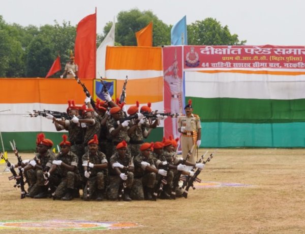 पश्चिम चंपारण के नरकटियागंज में 152 बिहार पुलिस जवानों का पासिंग आउट परेड, राइफल शूटिंग और डॉग स्क्वॉड शो का शानदार प्रदर्शन, बेहतर प्रदर्शन करने वाले सम्मानत