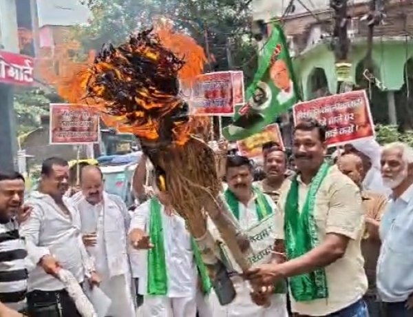 पेट्रोल-डीजल की बढ़ती कीमतों पर विपक्ष का प्रदर्शन, PM मोदी और हरदीप सिंह पुरी का पुतला दहन