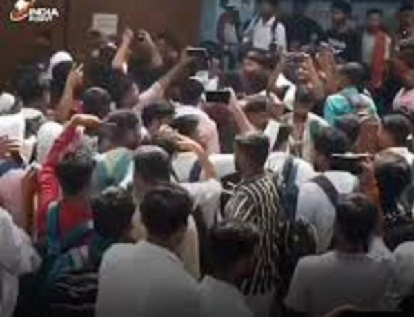 SSC GD एग्ज़ाम्स में पपेर लीक और सिस्टम हैकिंग  को  लेकर चात्रो का गुस्सा, मचाइ तोड फ़ोड