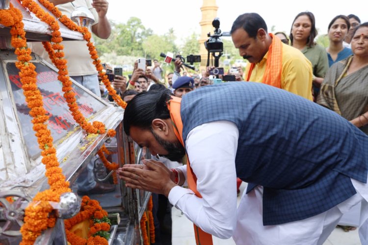 पूर्व मंत्री बागी  कुमार वर्मा के पार्थिव शरीर पर पुष्पचक्र अर्पित कर श्रद्धांजलि अर्पित करते हुए CM सम्राट 