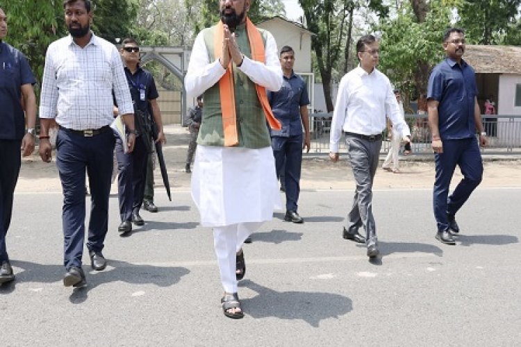 CM सम्राट चौधरी पैदल लोक सेवक आवास से मुख्यमंत्री सचिवालय जाते हुए, देखिए तस्वीरें