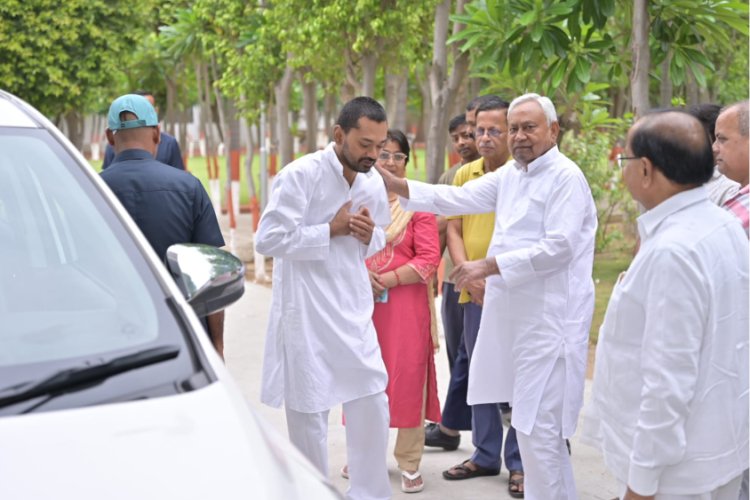 अपने पिता से आशीर्वाद लेकर बिहार की यात्रा पर निकले निशांत, जनता से सीधे करेंगे संवाद, बोले- यह मेरी पहली राजनीतिक यात्रा