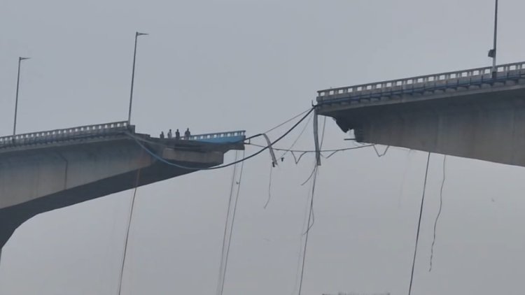 बिहार में गंगा में समाया विक्रमशिला सेतु का 133 नंबर पिलर, टूट गया राजधानी से उत्तर बिहार का संपर्क,  नाव ही सहारा,  वाहनों की आवाजाही पर रोक