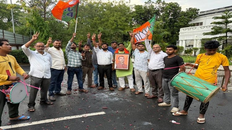 मंत्री मंगल पांडेय के सरकारी आवास पर कार्यकर्ताओं ने मनाया बंगाल जीत का जश्न