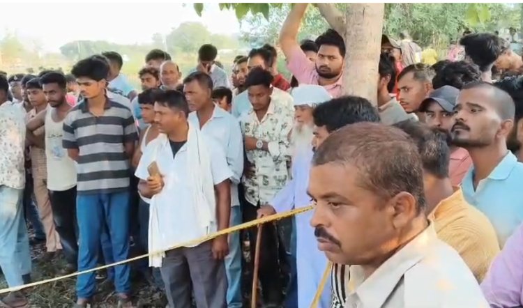 गोपालगंज में पेड़ से लटका मिला युवक का शव, इलाके में मच गई सनसनी, परिजनों ने जताई हत्या की आशंका, मामले की जांच में जुटी पुलिस