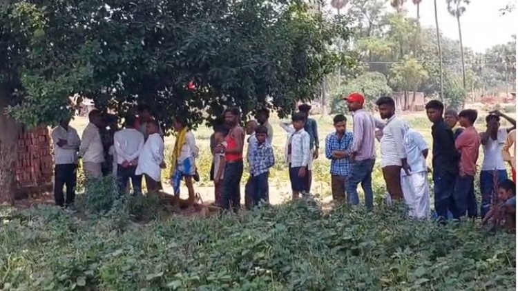 पेड़ से लटका मिला अधेड़ व्यक्ति का शव ,हत्या या आत्महत्या जांच में जुटी पुलिस तीन लोग हिरासत में