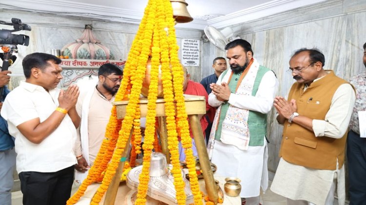 मुख्यमंत्री ने खाजपुरा स्थित शिव मंदिर में पूजा-अर्चना कर राज्य की सुख, शांति एवं समृद्धि की कामना की