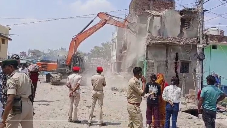 बेतिया में अतिक्रमण पर चला प्रशासन का बुलडोजर, फोरलेन से जुड़ेगी लिंक रोड..