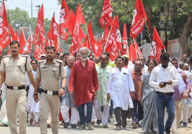“बुलडोजर राज नहीं चलेगा”, “लोकतंत्र पर हमला बंद करो”, “रोजगार और शिक्षा हमारा अधिकार”