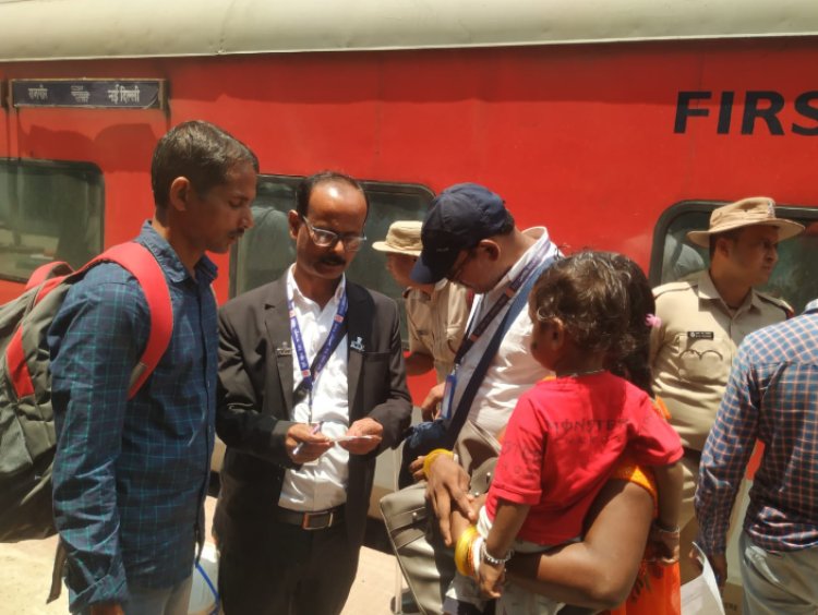 दानापुर मंडल के आरा समेत कई स्टेशनों और ट्रेनों में एक साथ चला मेगा टिकट चेकिंग अभियान, कुल 6777 बिना टिकट यात्रा करते पकड़े गए यात्री