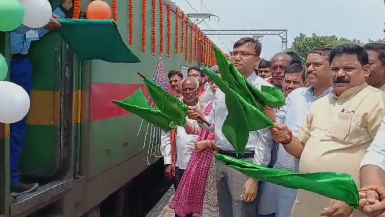 रेलवे ने पश्चिम चंपारण को बड़ी सौगात, दरभंगा-रक्सौल मेमू सवारी गाड़ी और मुज़फ्फरपुर-रक्सौल मेमू ट्रेन का विस्तार, केंद्रीय मंत्री सतीश चंद्र दूबे ने हरी झंडी दिखाकर किया रवाना