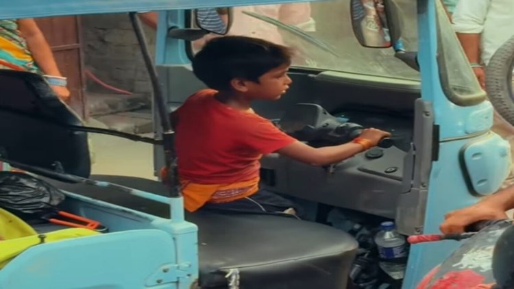 7 साल के बच्चे ने बिच रोड पर चलाया इलेक्ट्रिक ऑटो बिना  डर के ,विडियो वायरल