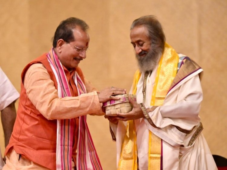 विश्व प्रसिद्ध आध्यात्मिक गुरु  श्री रविशंकर का कृषि मंत्री ने लिया आशीर्वाद; कई राज्यों के सीएम और मंत्री रहे मौजूद
