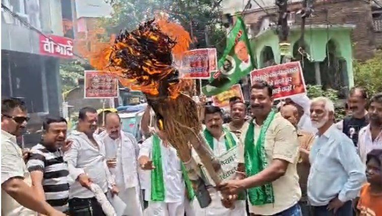 पेट्रोल-डीजल की बढ़ती कीमतों पर विपक्ष का प्रदर्शन, PM मोदी और हरदीप सिंह पुरी का पुतला दहन