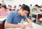 पुलिस ने NEET कैंडिडेट को मोबाइल फ़ोन इस्तेमाल करते पकड़ा।