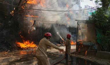 दिल्ली के मालवीय नगर में लगी भीषण आग