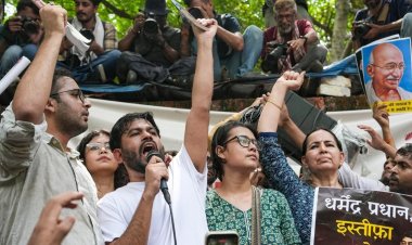 जंतर मंतर पर CJP के संस्थापक अभिजीत दिपके बोले: आप हमारी सोशल मीडिया पोस्ट हटा सकते हैं, लेकिन हमें नहीं